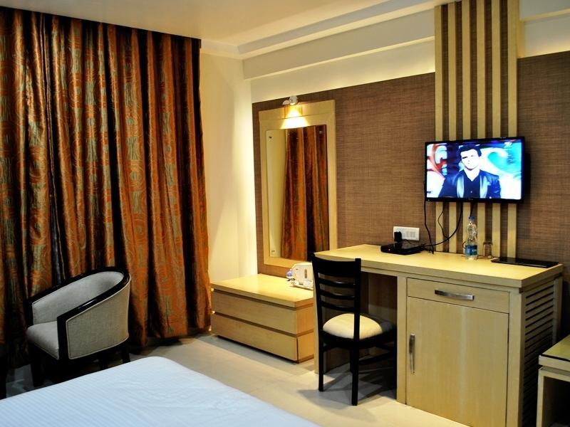The Sapphire Grand Hotel Váránaszi Kültér fotó