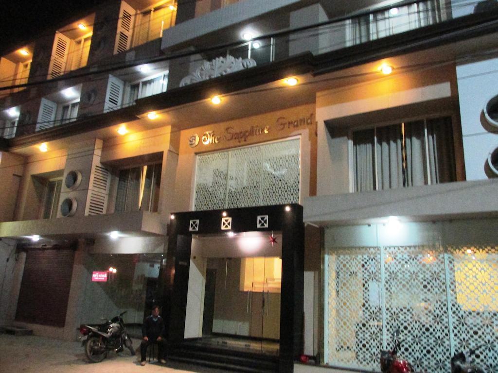 The Sapphire Grand Hotel Váránaszi Kültér fotó