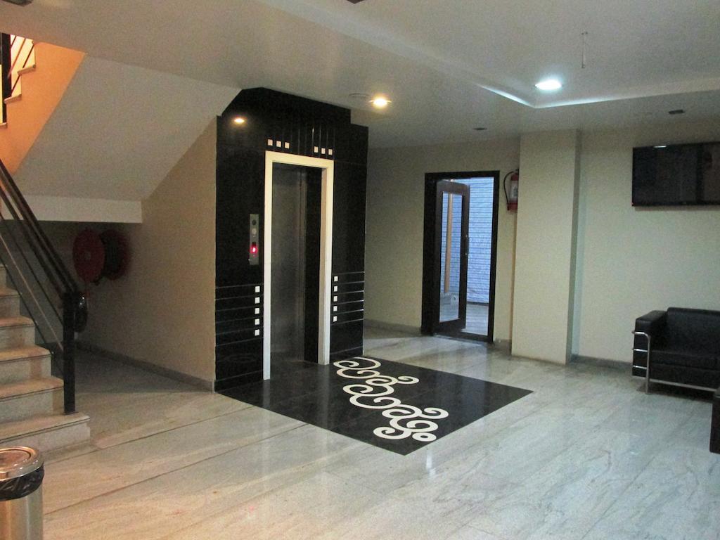 The Sapphire Grand Hotel Váránaszi Kültér fotó