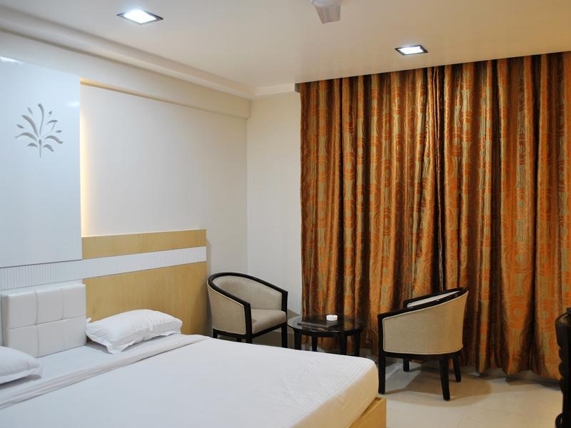 The Sapphire Grand Hotel Váránaszi Kültér fotó