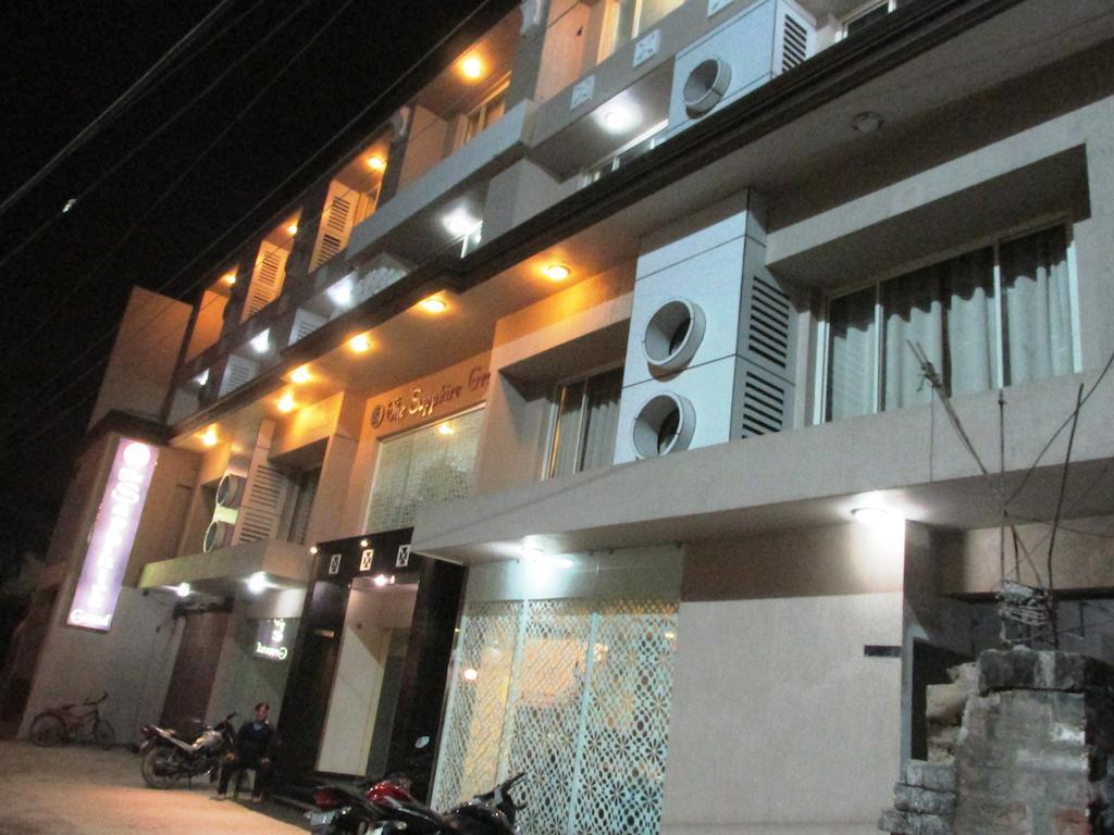 The Sapphire Grand Hotel Váránaszi Kültér fotó