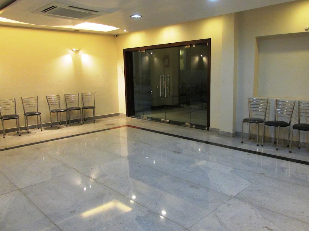 The Sapphire Grand Hotel Váránaszi Kültér fotó