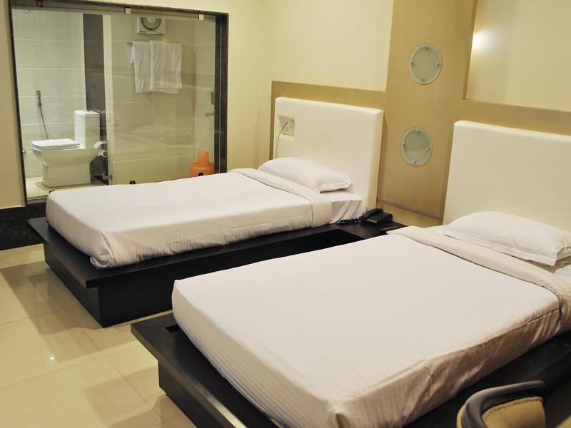The Sapphire Grand Hotel Váránaszi Kültér fotó