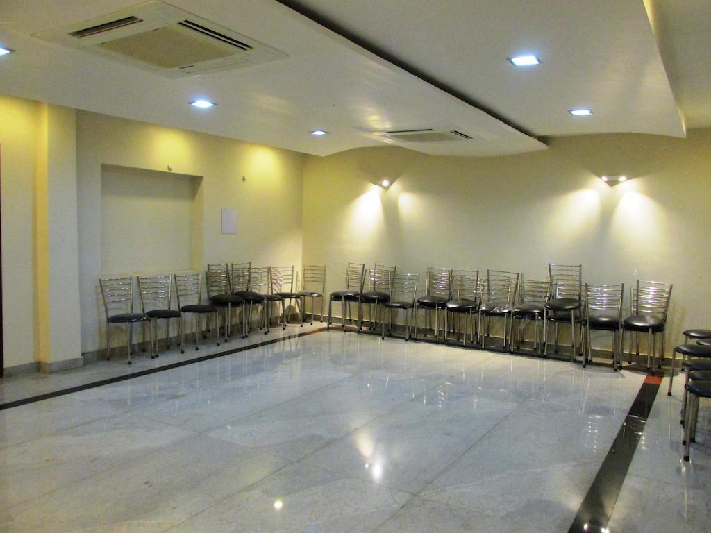 The Sapphire Grand Hotel Váránaszi Kültér fotó