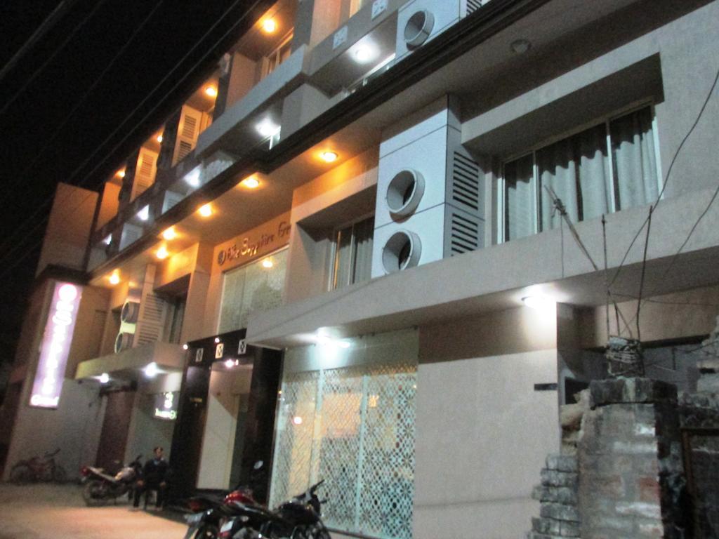 The Sapphire Grand Hotel Váránaszi Kültér fotó