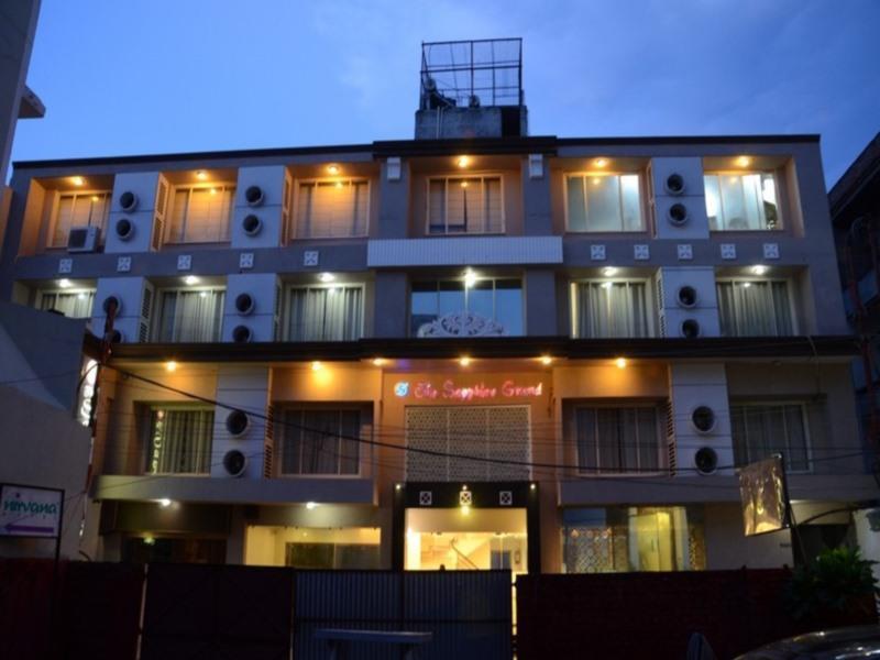 The Sapphire Grand Hotel Váránaszi Kültér fotó