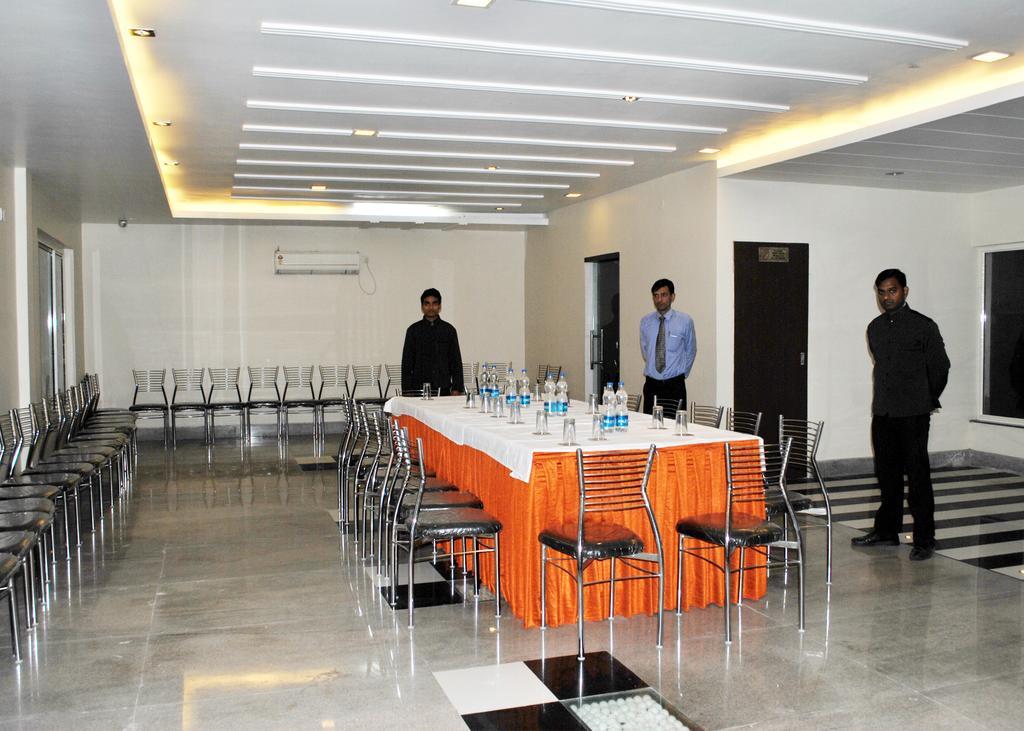 The Sapphire Grand Hotel Váránaszi Kültér fotó