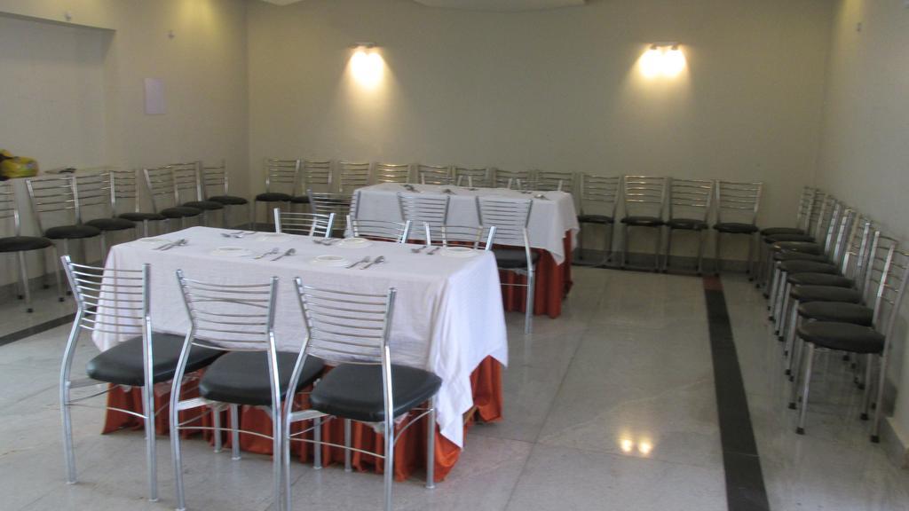 The Sapphire Grand Hotel Váránaszi Kültér fotó