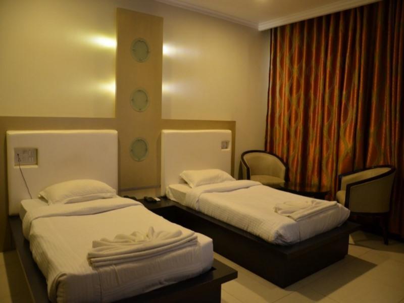 The Sapphire Grand Hotel Váránaszi Kültér fotó